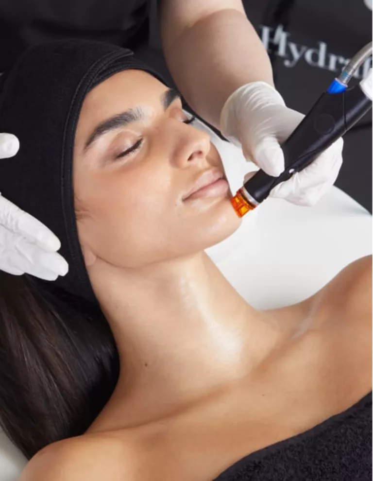 Combiner les soins de peau et Hydrafacial. Notre solution à La Maison Didon pour une peau hydratée et éclatante avec Dr AYED.