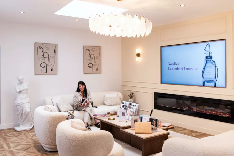 Femme dans la salle d'attente chez La Maison Didon