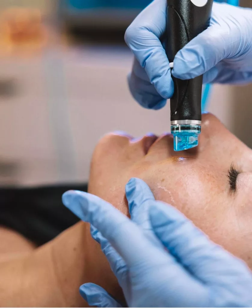 Combiner les soins de peau et Hydrafacial. Notre solution à La Maison Didon pour une peau hydratée et éclatante avec Dr AYED.