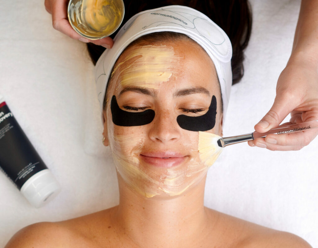 Femme pendant un Soin de peau et visage personnalisé avec Dermalogica Pro